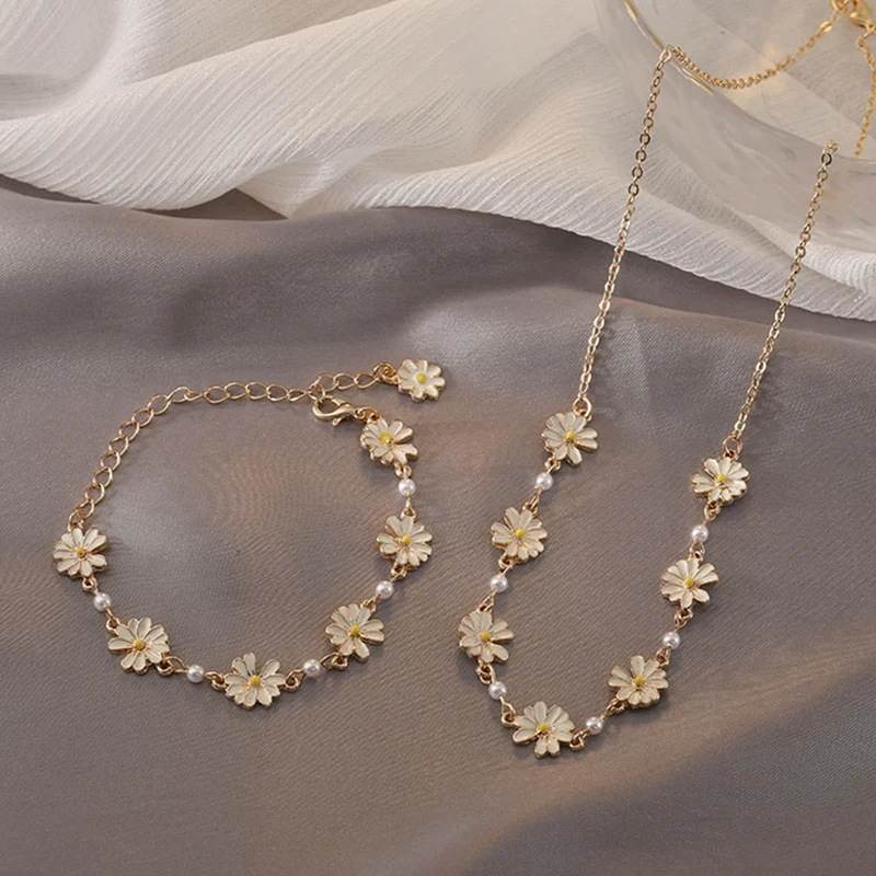 Fashion Sweet White Flowers Bracelets Personality Pearl Metal Minimalist Chrysanthemum Bracelet For Women Jewelry Dropshipping