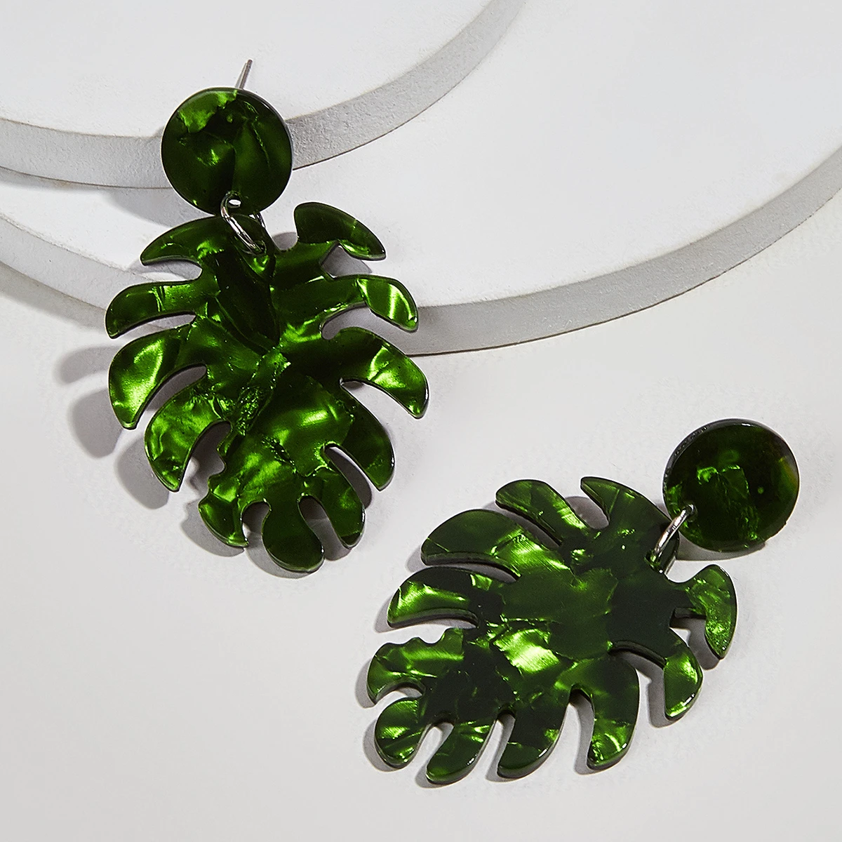 

Женские акриловые серьги в виде листьев черепахи