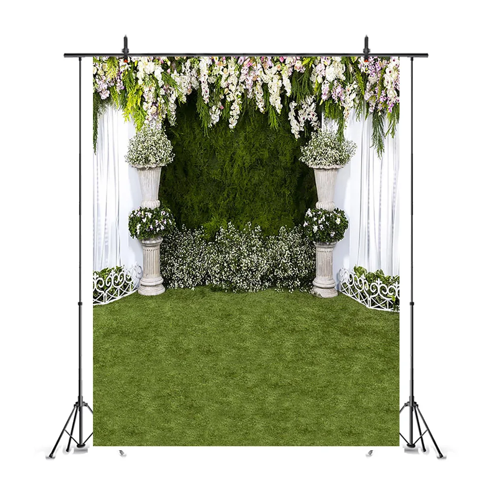 Фон с изображением зеленой травы для свадебной фотосъемки в фотостудии |