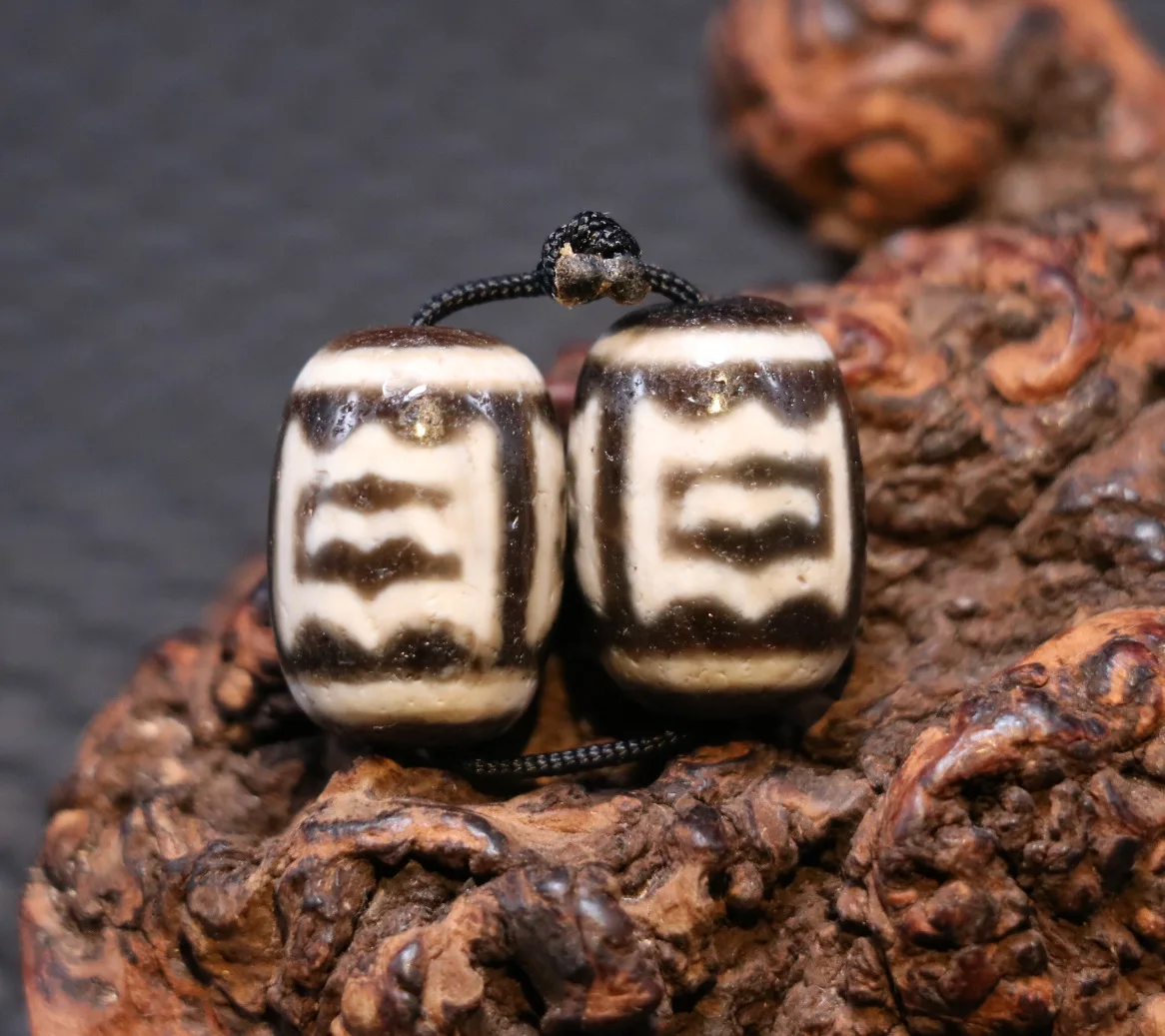 

pair of LKbrother Talisman Treasure Magic Power Tibetan Old Agate Dapeng Bird Freedom totem Daluo dzi bead