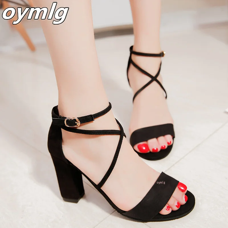 2020 Сезон лето Босоножки с t образным ремнем розового цвета в стиле Гладиатор Sandalia