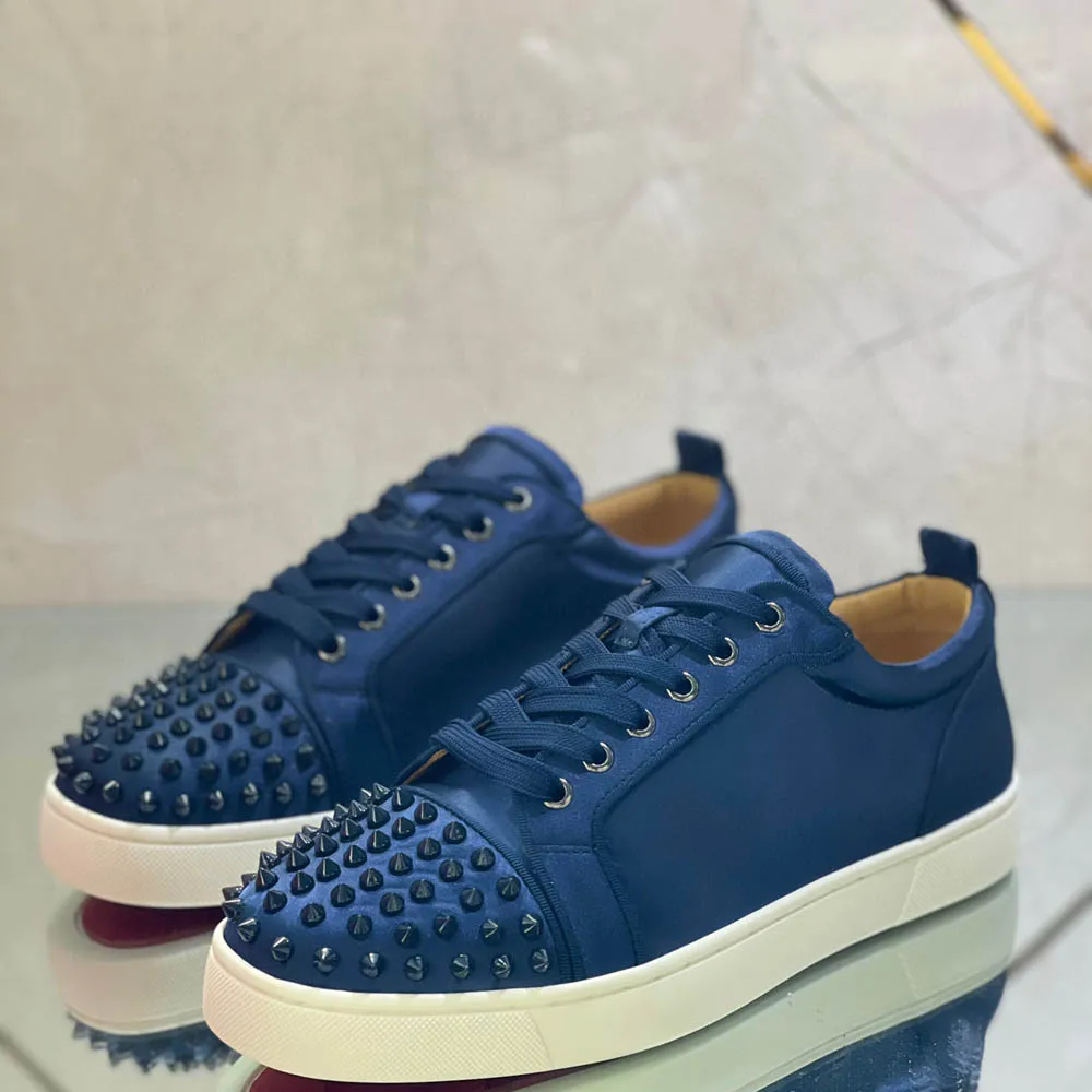 

Low Cut Red Bottom Blue Silk Leather Shoes For Men Spikes Lace Up White Sole Casual Flats Loafers Black Rivets Toecap Sneakers