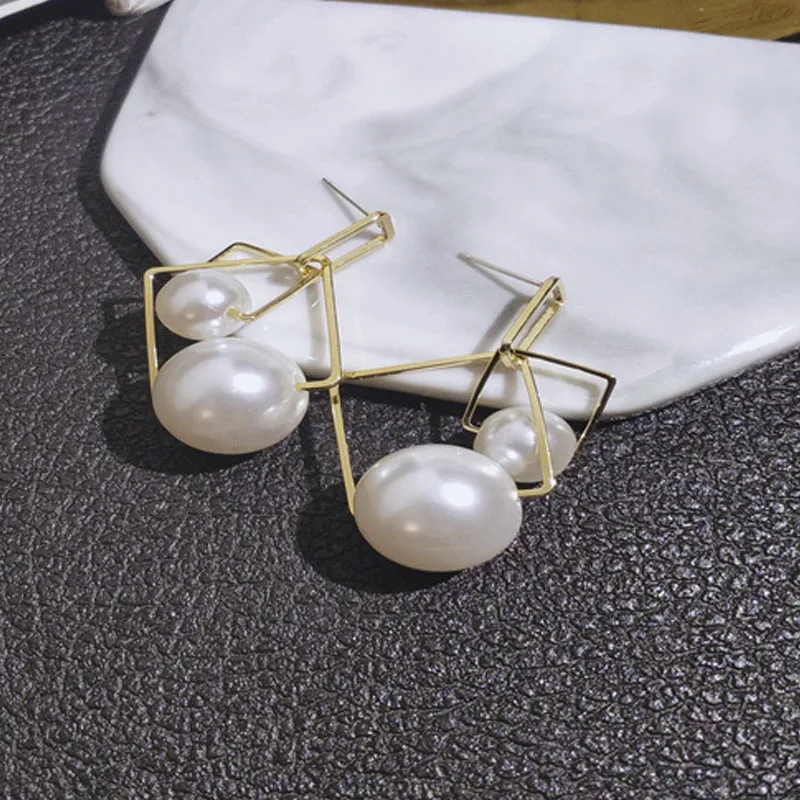 

2022 Trendy Geometric Golden Metal Earrings for Women Simulated White Pearl Stud Earrings Fashion Stylish Jewelry