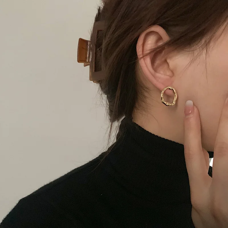 

HKMMH 925 Sterling Silver Irregular Hollow Round Stud Earrings Female Fashion French Retro Light Luxury Smooth Unique Design