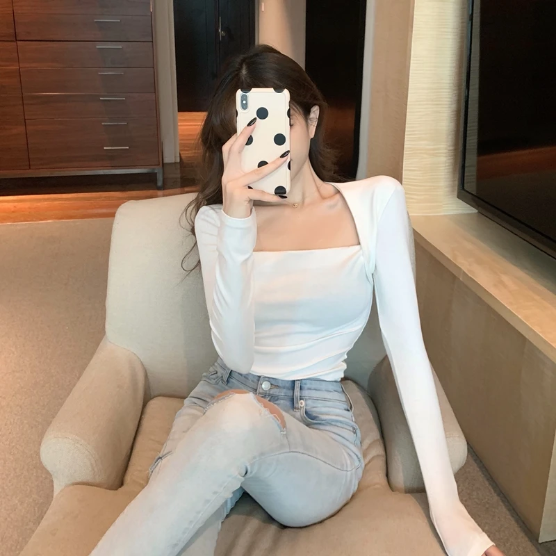 Женская тонкая футболка с квадратным вырезом облегающая привлекательная