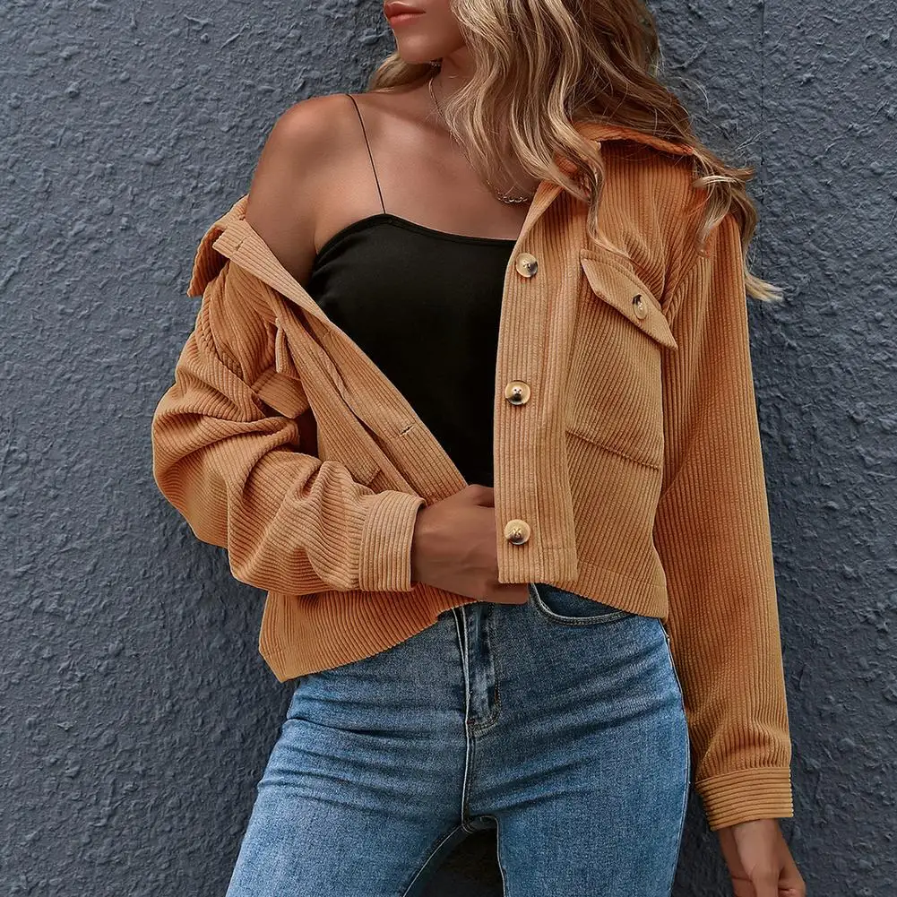 Куртка женская с карманами на пуговицах спереди однотонная