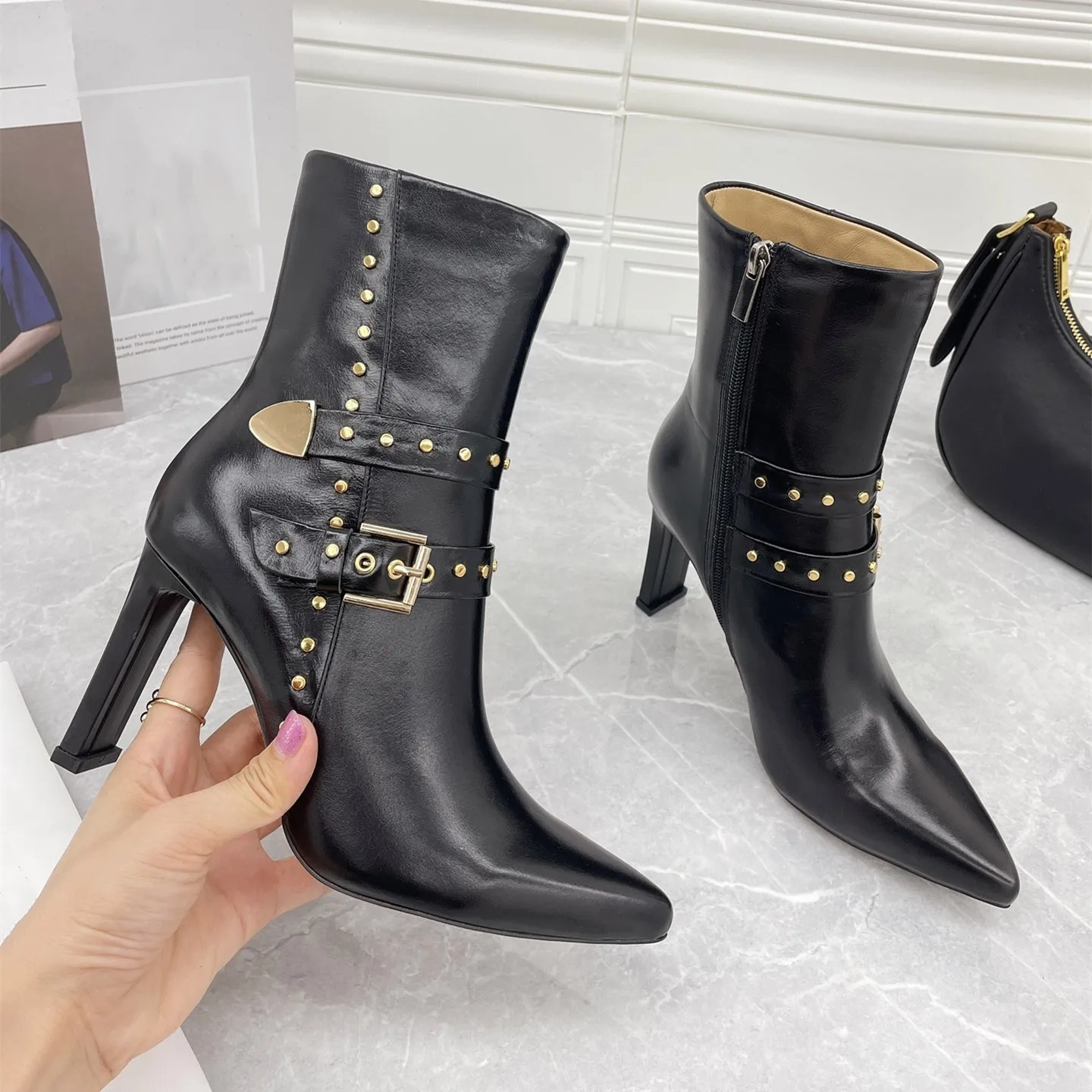 

Женские ботинки из натуральной кожи, на очень высоком каблуке, с заклепками и острым носком, Размеры 35-41