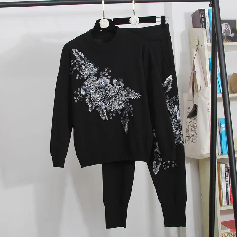 

Осенний Модный черный вязаный комплект для женщин, спортивный костюм, свитер с цветочной вышивкой, брюки-карандаш, комплект из двух предмет...