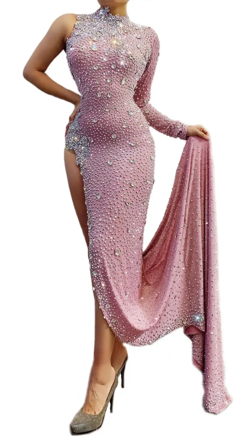 Соблазнительное розовое платье стразы с длинным хвостом для свадьбы дня