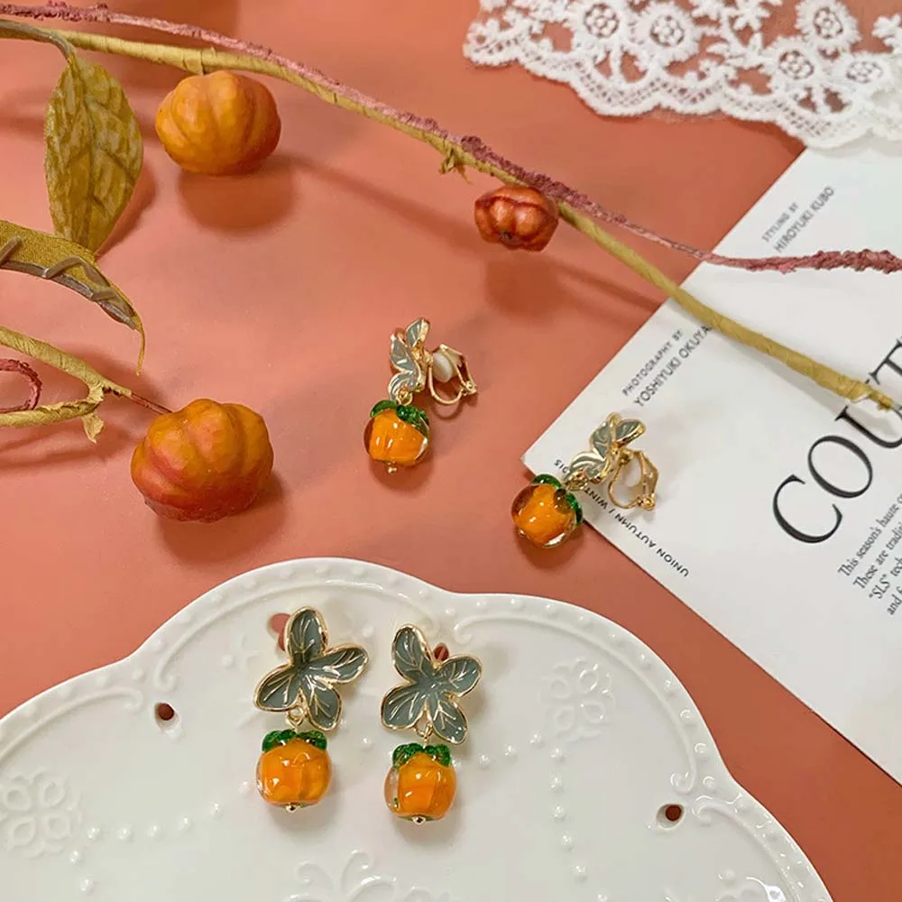 Маленькая свежая девочка серьги в стиле ретро капельки виде цветка с жиром