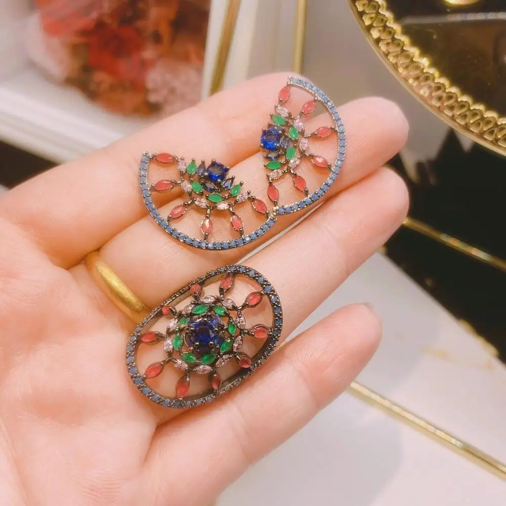 Комплект женских ювелирных изделий из серег и кольца с фианитом | Украшения