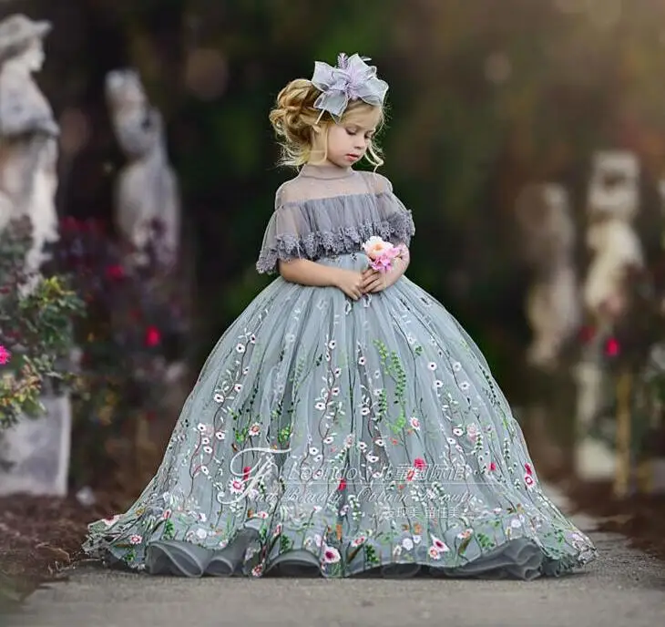 

Cute Ball Gown Flower Girl Dresses Lace Applique High Neck Rhinestones Kids Pageant Dress Floor Length Girl's Birthday Gown