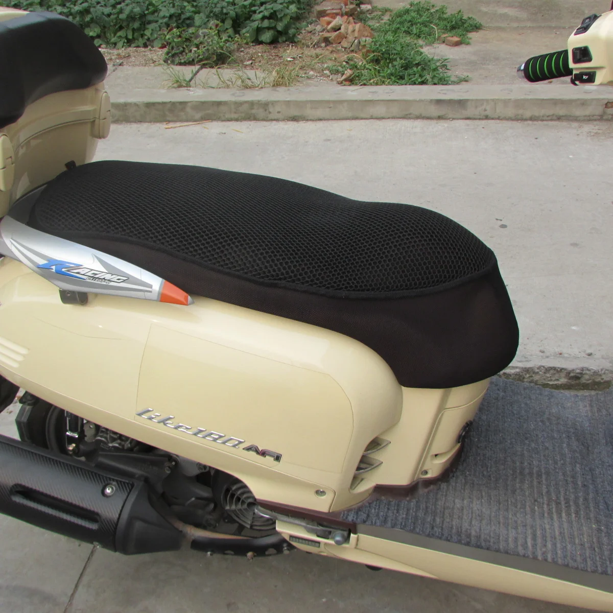 

Motorcycle Summer Sunscreen Seat Bag / Honeycomb Grid Type Air Conditioning Cushion Cover for Kymco Like180