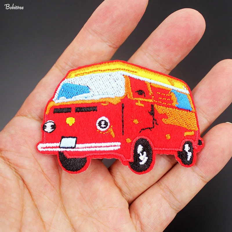 Мультяшные маленькие тканевые нашивки с красным автобусом вышитый значок