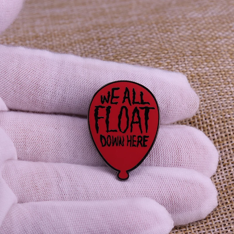 Мы все плаваем здесь эмалированная заколка жуткий фильм красный воздушный шар