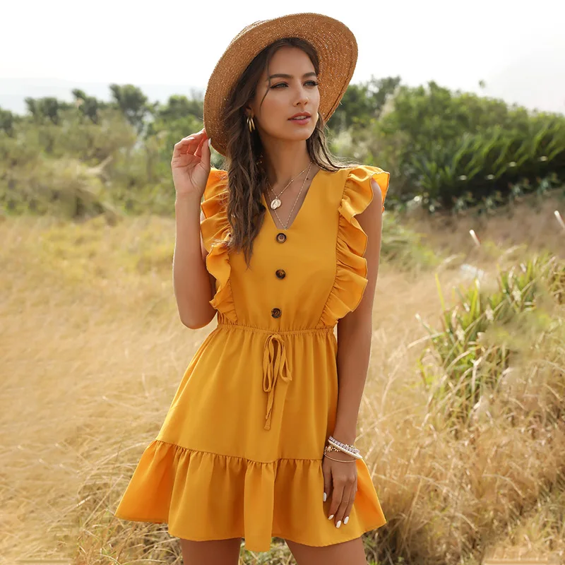 Женское мини платье без рукавов с оборками V образным вырезом на пуговицах