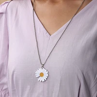2022 white daisy flower pendants necklaces men charm collar jewelry fashion long chain k pop hip hop choker womens neck chain