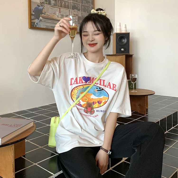 

2205 летняя Корейская версия с принтом граффити 2021 новая свободная футболка средней длины с коротким рукавом