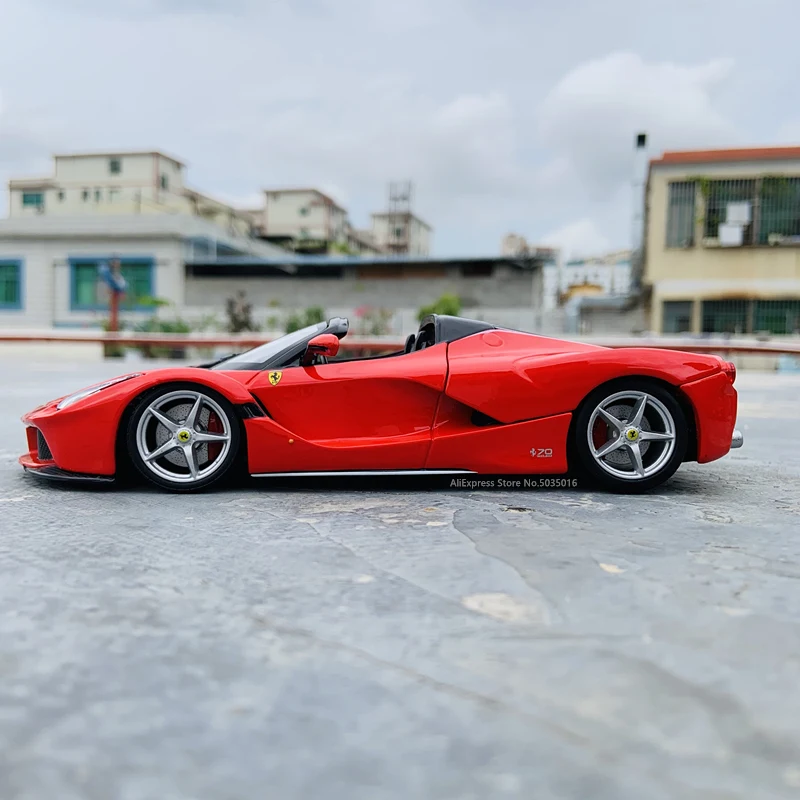 Модель Автомобиля Ferrari Roadster из литого металлического сплава Bburago 1:24 детская