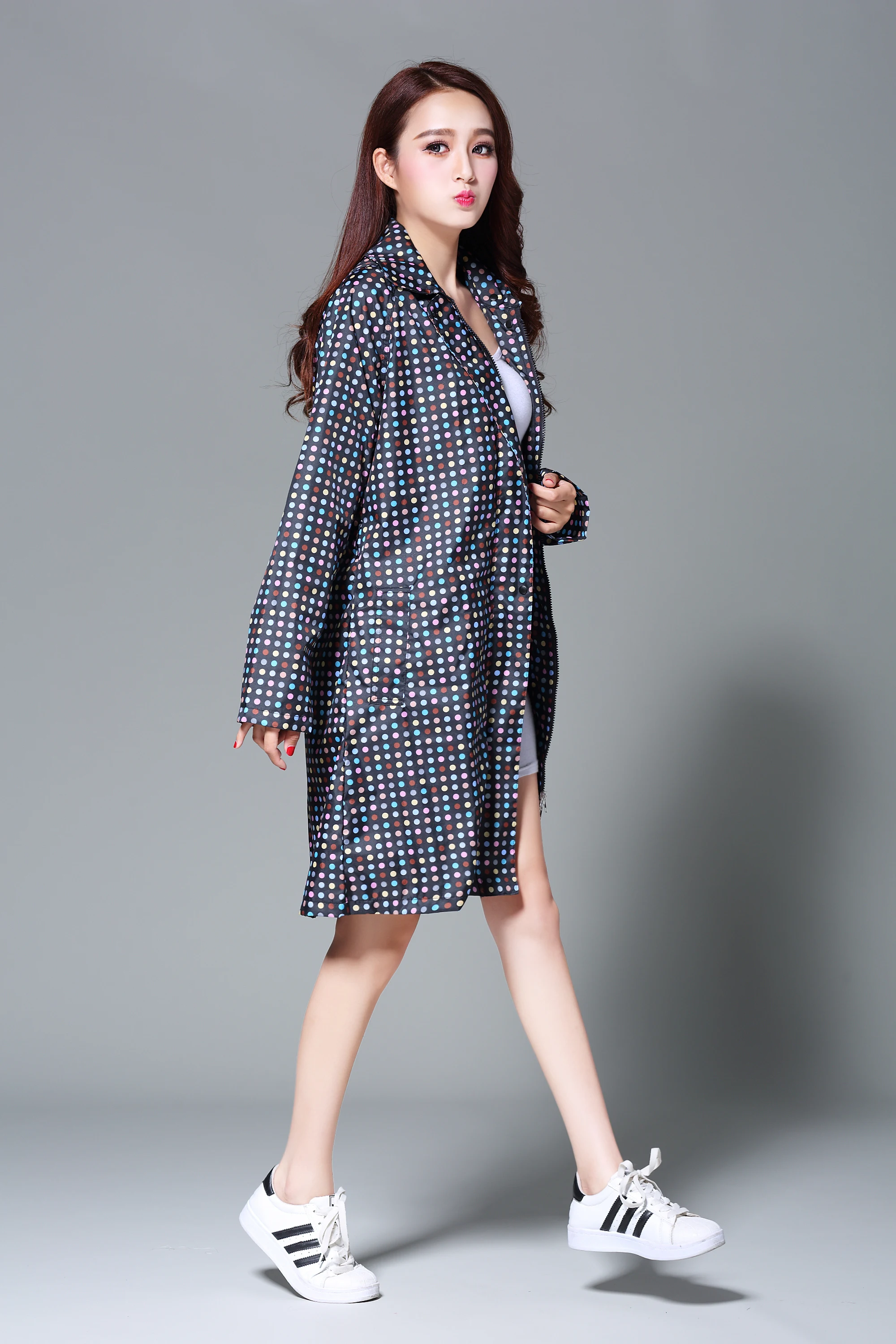 Модный длинный дождевик в горошек для женщин водонепроницаемый дышащий с поясом