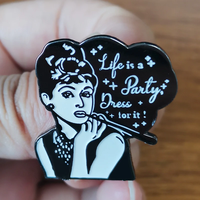 Брошь с эмалью Audrey Hepburn "Жизнь - это вечеринка, нарядись для неё" - красивый аксессуар с изображением талантливой актрисы и звезды кино.
