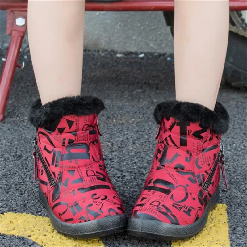 Новые женские зимние ботинки модные короткие с тиснеными буквами и боковой