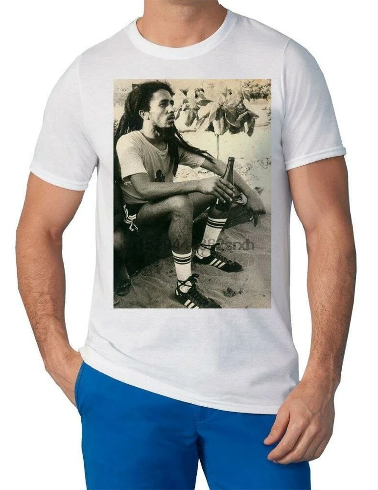 

Bob Marley Football Sat - Mens T-Shirt