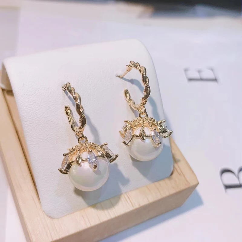 Женские серьги подвески с жемчугом и цветным цирконием круглые 2020