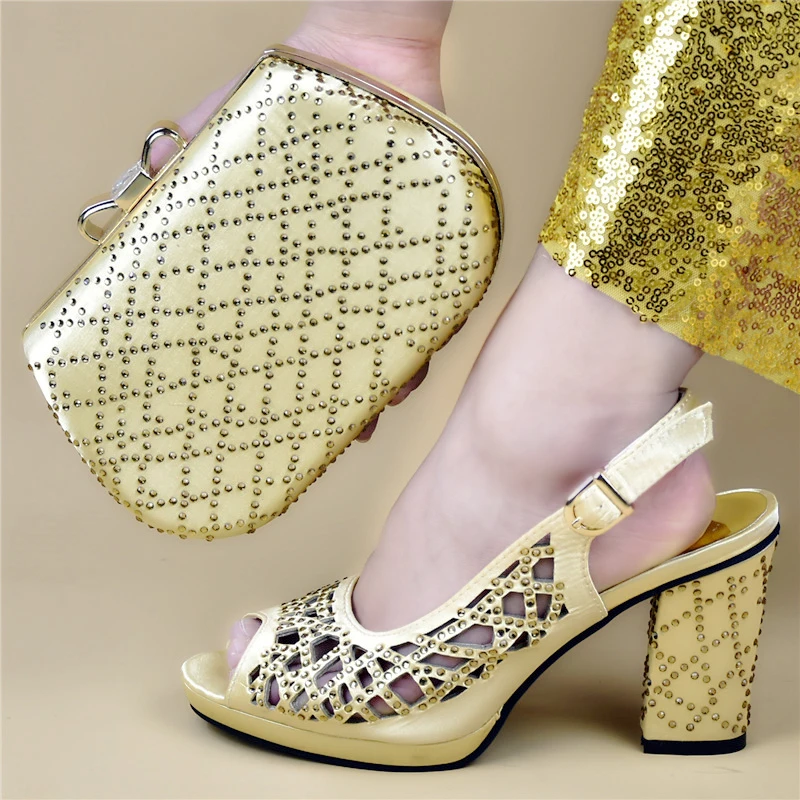 Новейший итальянский комплект из туфель и сумочки украшенный стразами Комплект