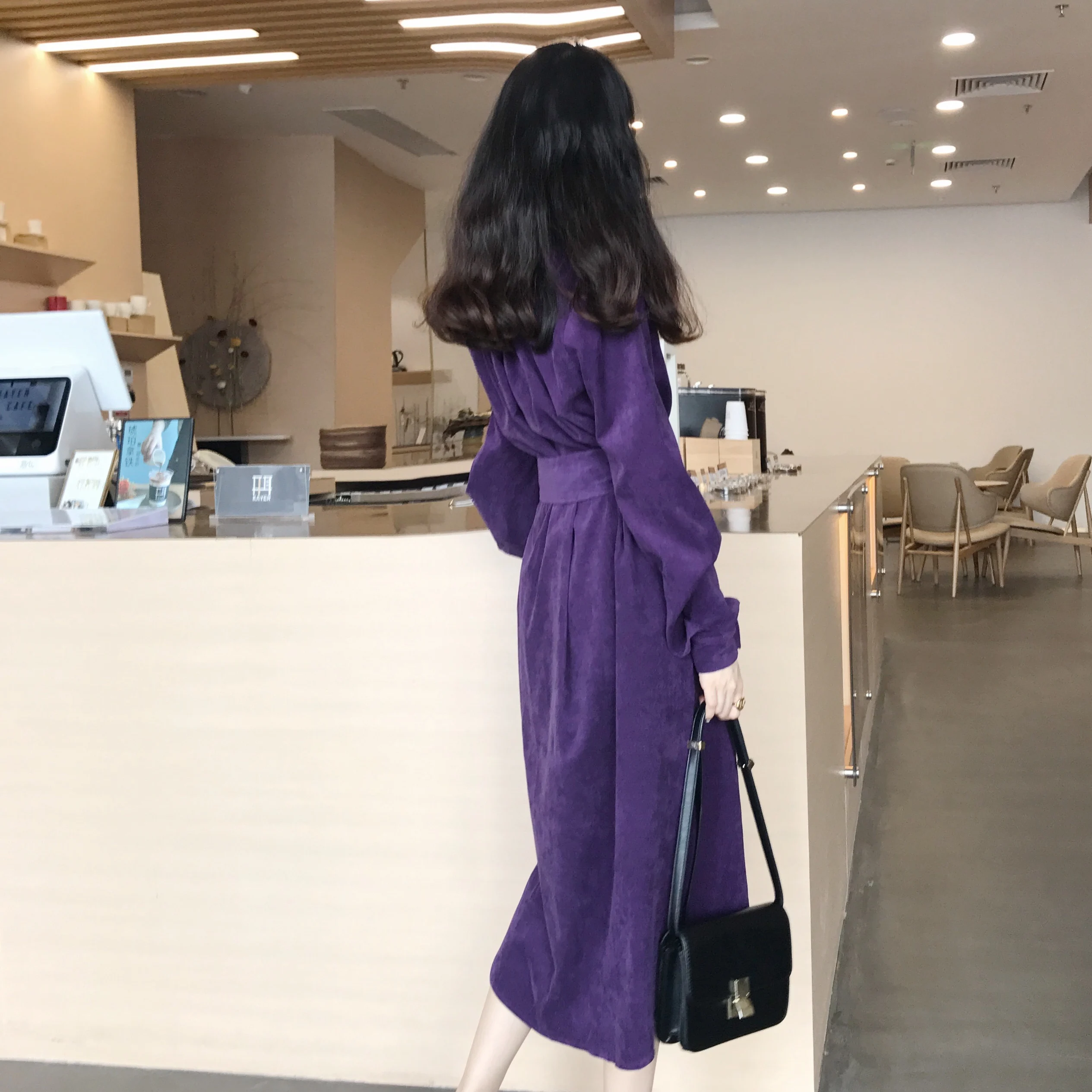 Женское вельветовое платье с поясом однотонное длинное трапециевидной формы