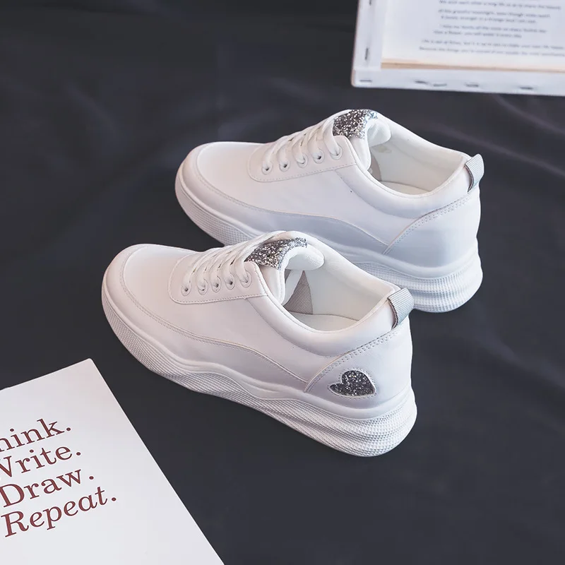 Модные женские кроссовки из искусственной кожи с сердечками Белые туфли на