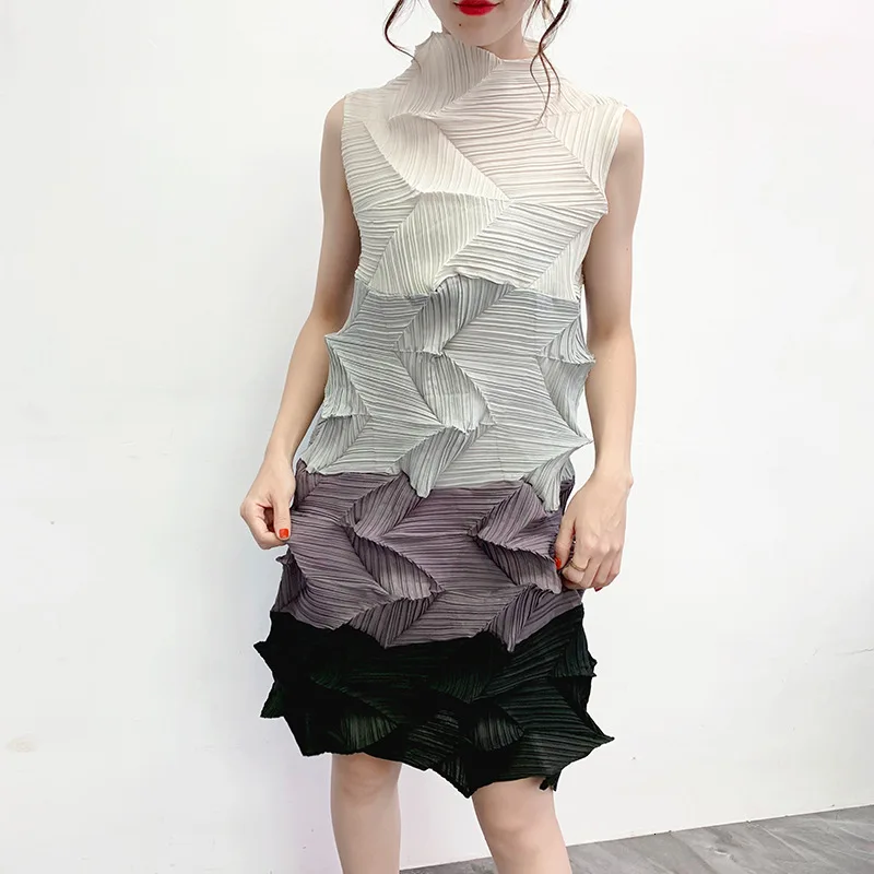 Женское плиссированное платье LANMREM Осеннее длинное с высоким воротником модель