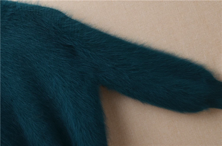 Короткий женский вязаный свитер из кроличьей шерсти с круглым вырезом и длинным