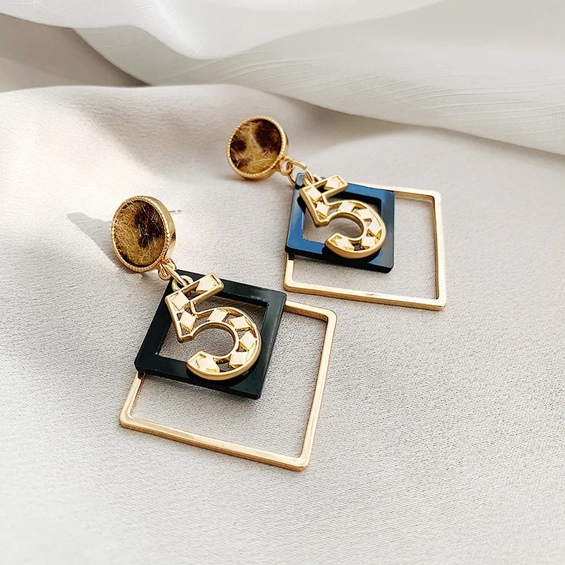 

Classic Fashion Geometric Rhombus Crystal Dangler Earrings Hollow Out Zircon Earrings for Women Eardrop Jewelry