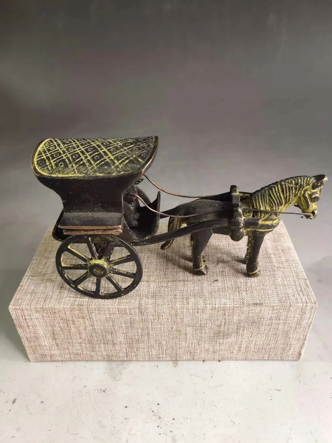 

Латунные статуэтки кареты китайского антиквариата, красивые резные старые предметы, фигурка аксессуаров для дома около 380 лет