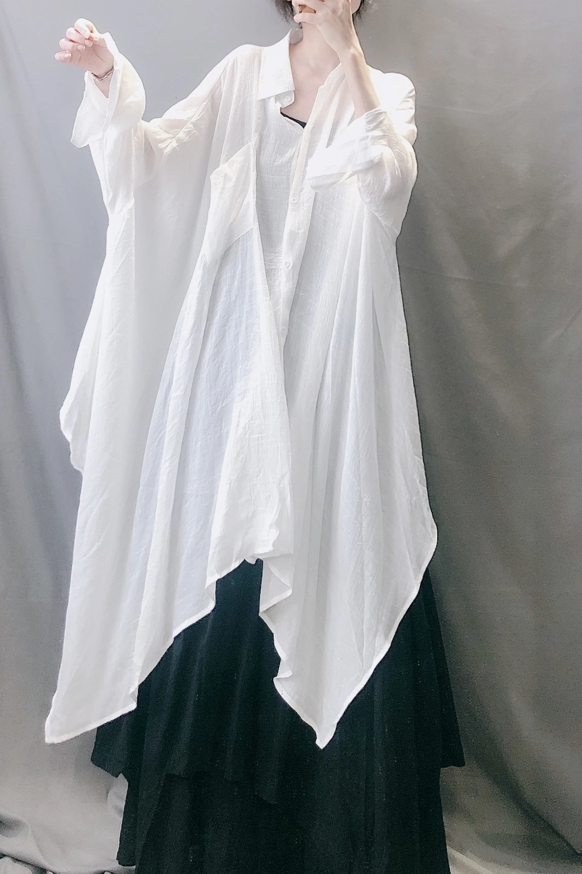 

Irregular mid-length rimmed shirt