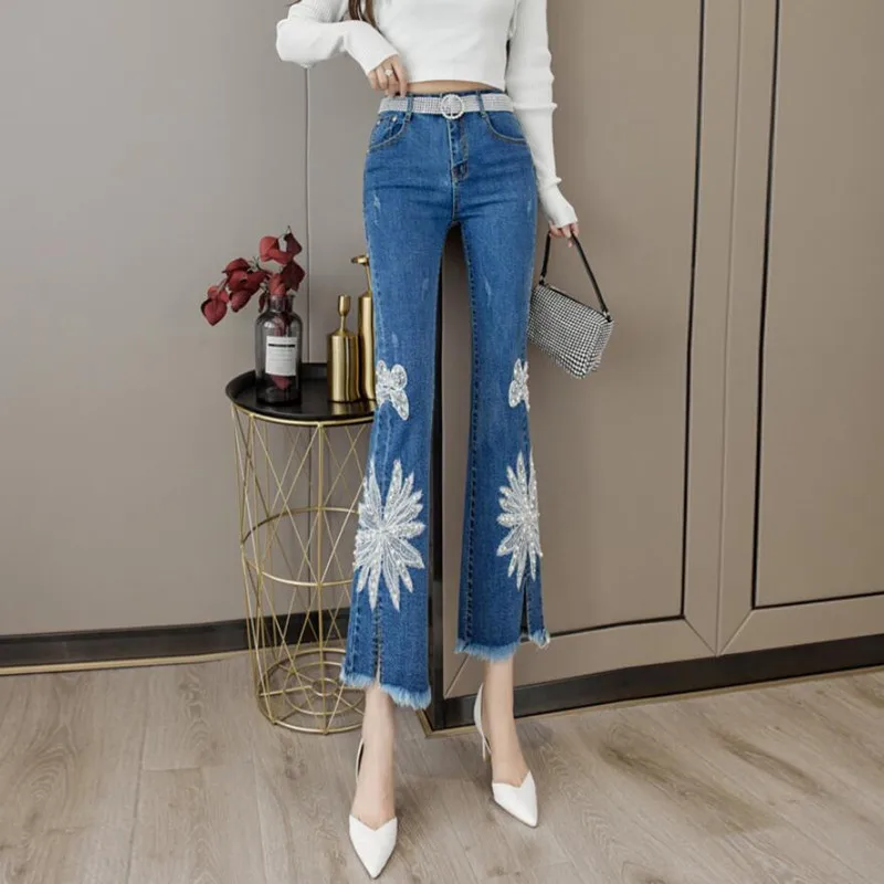 Модные белые женские джинсы с бусинами и трехмерными цветами, новинка 2021, Осенние облегающие эластичные укороченные брюки-клеш s1469