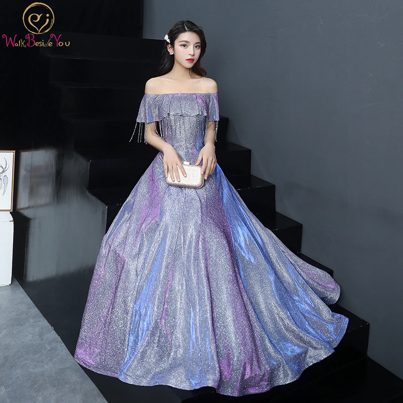 

Длинное вечернее платье с кисточками, с открытыми плечами, с бисером