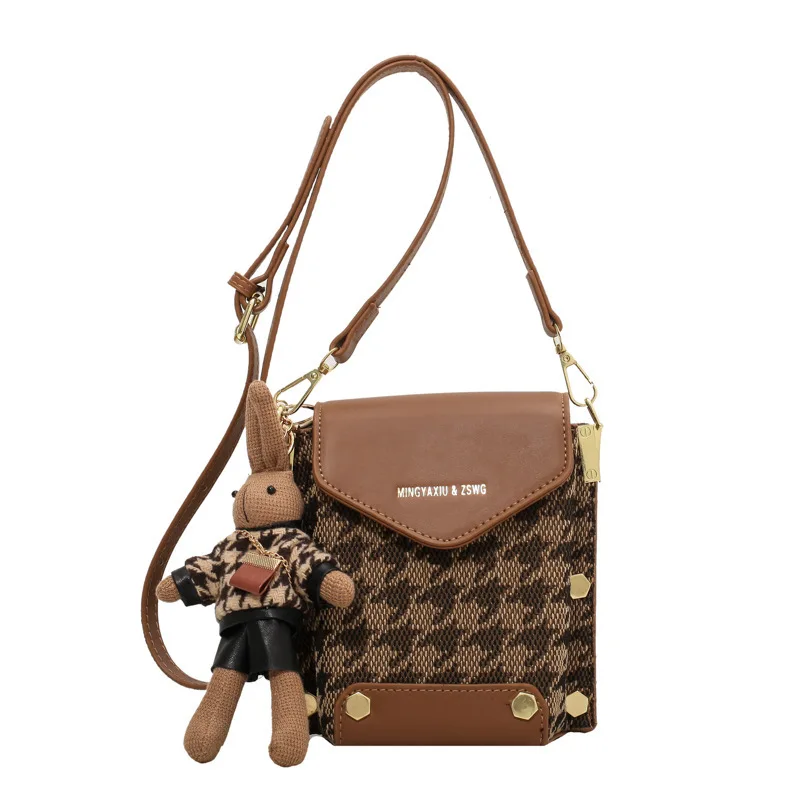 

Женская сумка с заклепками и подвеской в виде кролика