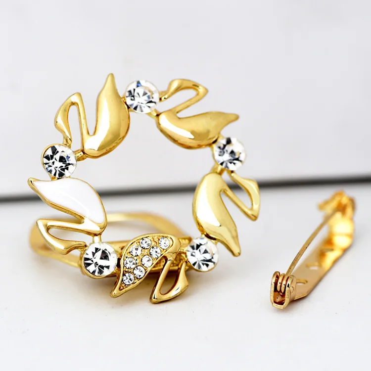 

Cute Female White Crystal Brooch Boho Gold Color Jewelry Brooches For Women Charm White Zircon Pin Dress Coat Accessories
