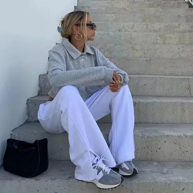 

Женские белые спортивные брюки с широкими штанинами