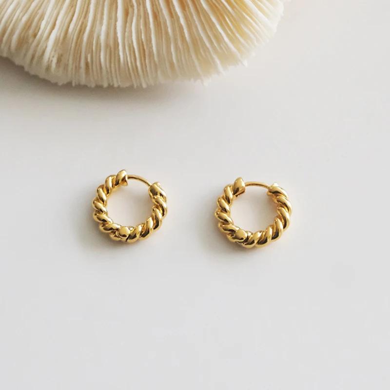 

Peri'sBox 17mm Gold Tiny Twisted Hoop Earrings Minimalist Dainty Chic Huggie Earrings Hoops Gifts Brass Earrings for Woman