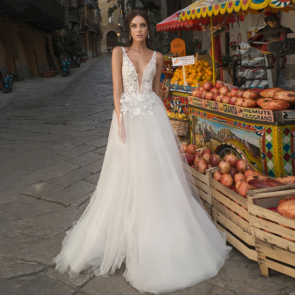 

Sexy Boho V-Neck Wedding Dress A-Line Tulle Sleeveless Buttons Beading Appliques Sweep Train Bridal Gowns 2021 Vestido De Noiva