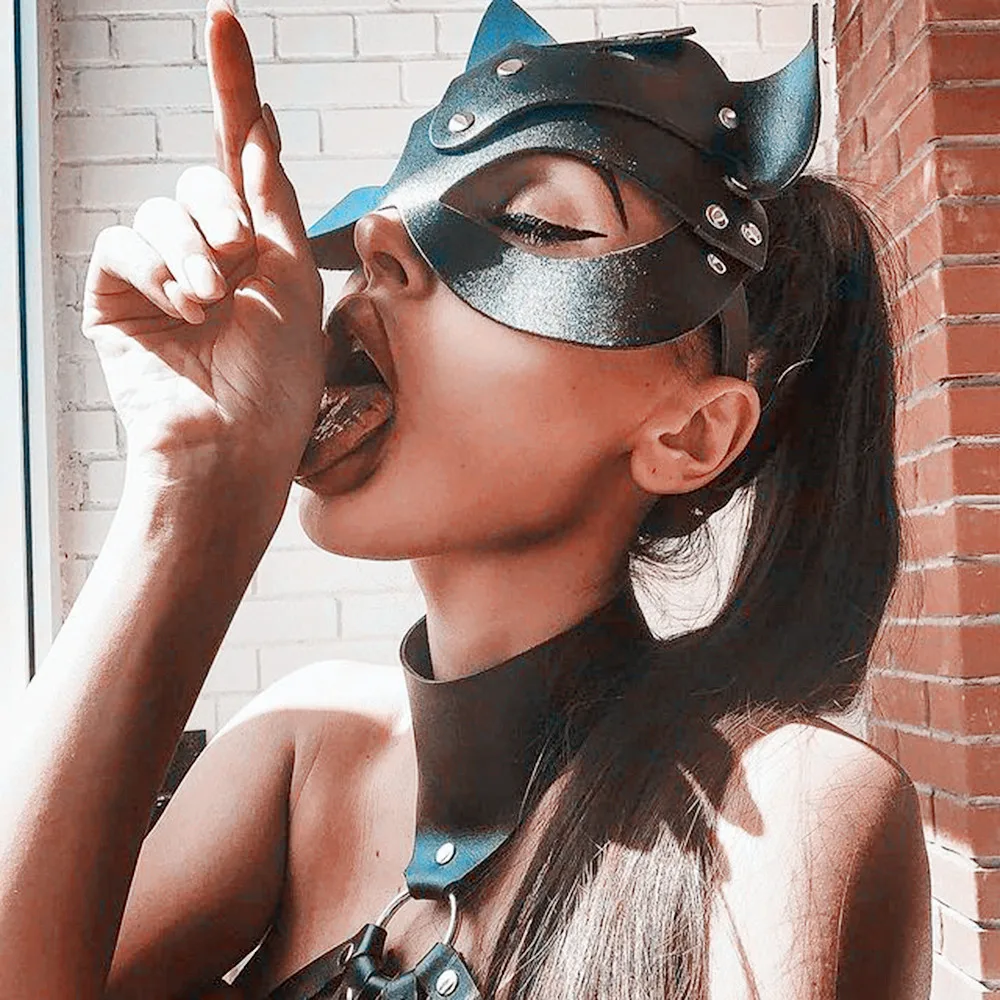 Девушка в маске кошки картина