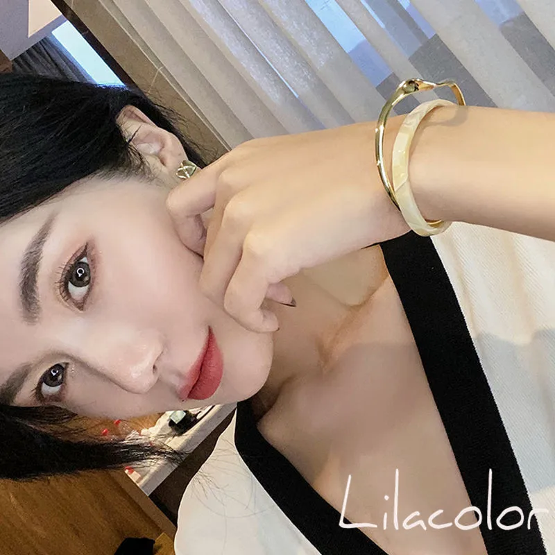 

2021 Simple New Metal Geometric White Shellfish Board Bend Overlap Acetic Resin Open Bangle for Women Girls Jewelry Accessories