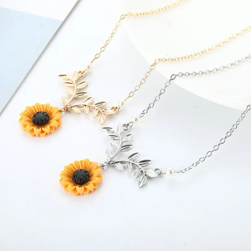 

Sunflower Pendant Women's Necklace Korean Fashion Beauty Jewelry Elegant Girl Charm Necklace Girlfriend Anniversary Gift