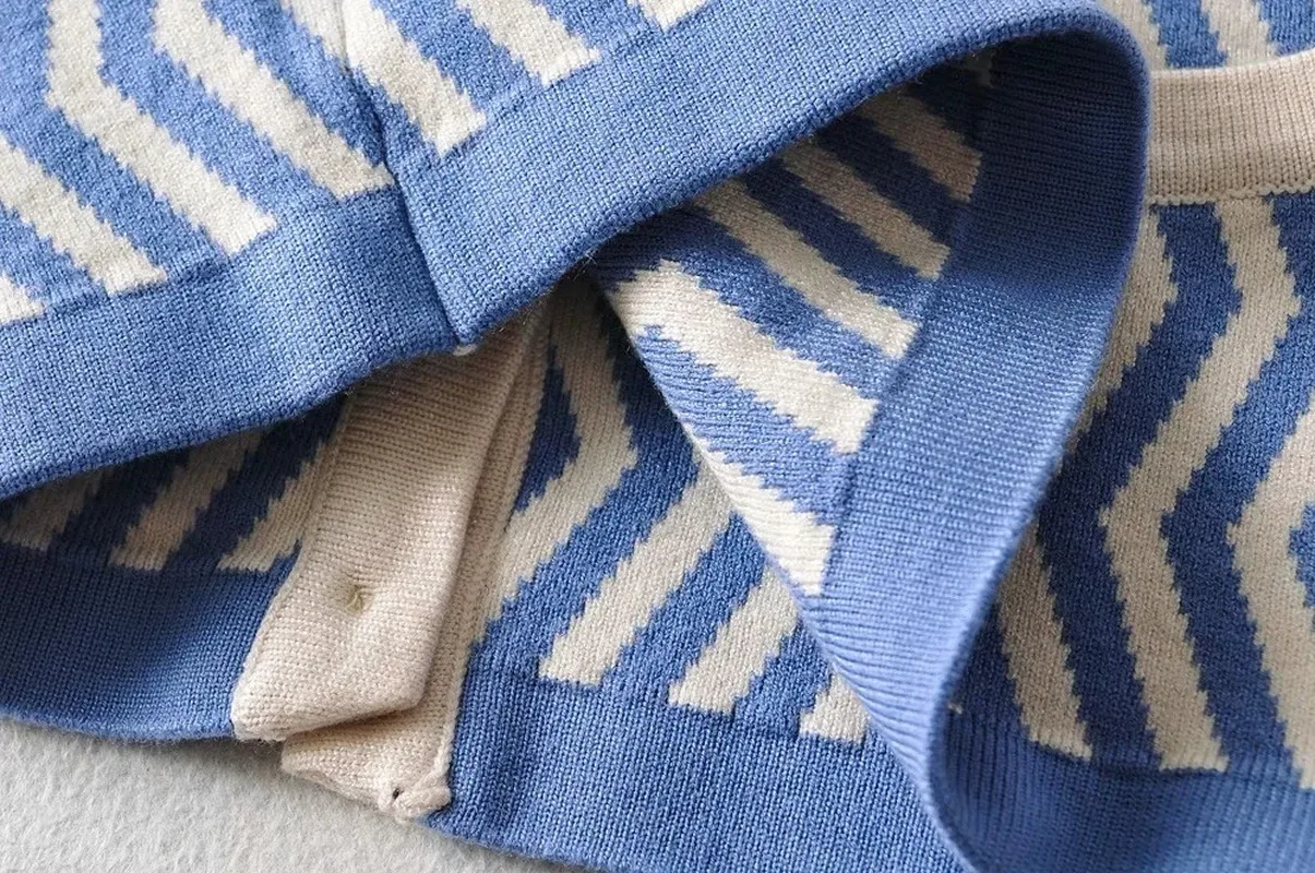 

Women Sexy Wavy Stripe Tank Tops Lapel Single Breasted Short Crop Tops Women 2021 Spring Autumn New Fashion Cottagecore Tank Top