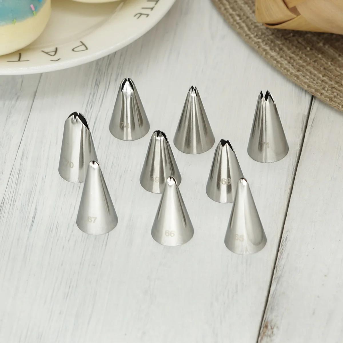 

Small Size Leaf Shape Piping Nozzle For Pasting Leaves Cream Cake Cupcake Decorating Icing Tips