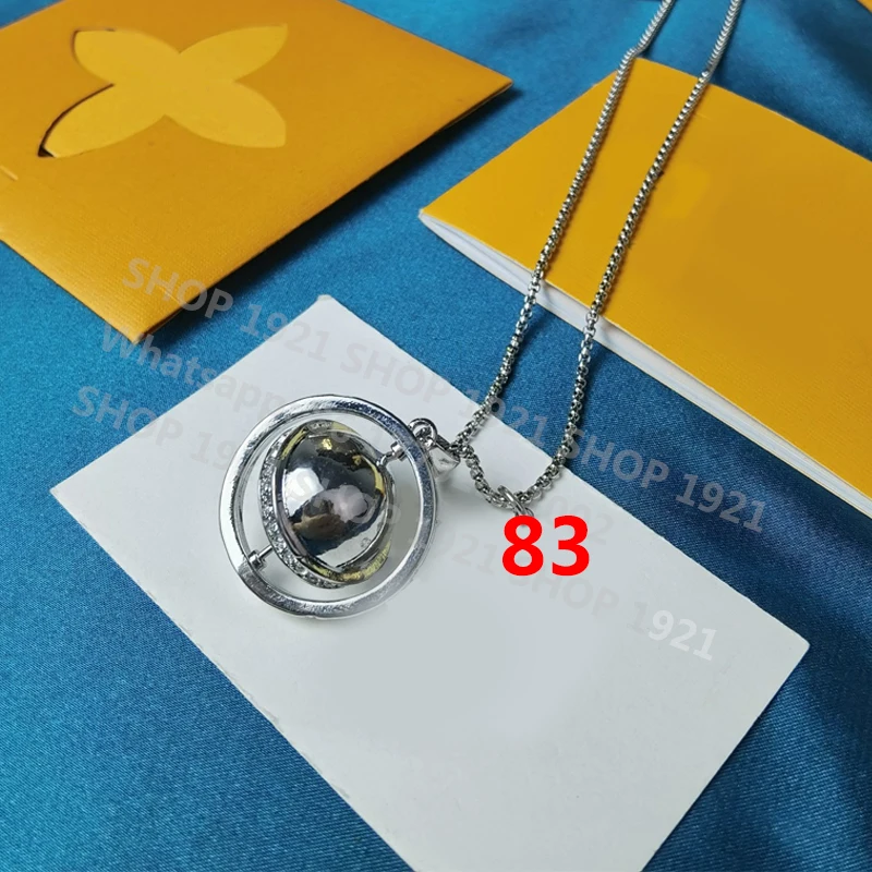 

The smart spherical Necklace rotates freely in Yingze crystal. The logo letter at the hook and buckle implicitly reveals the bra