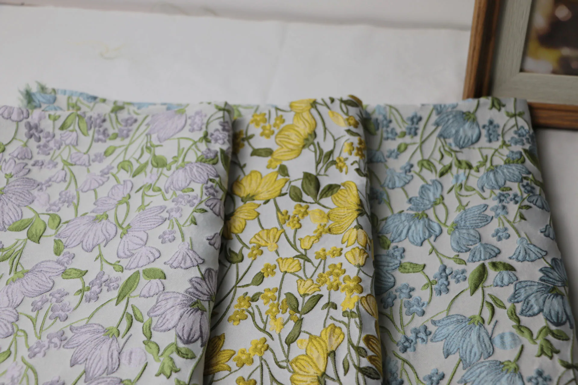 

Жаккардовая ткань с трехмерной вышивкой, 140 см